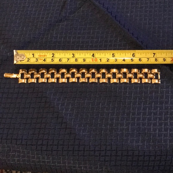 Avon Goldtone Chunky Link Bracelet - Picture 4 of 5